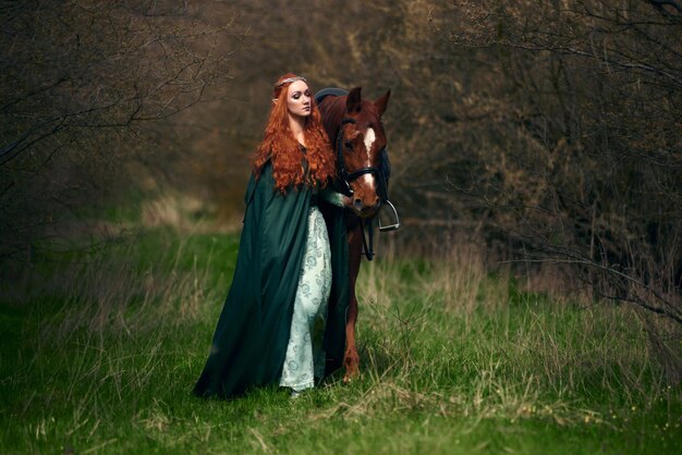 Cosplay meisjeself in het bos