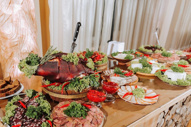 Фото Козацкий стол в лучших ресторанах праздничный стол на свадьбе национальная украинская кухня жирные колбасы алкоголь питание