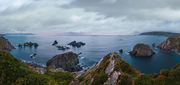 Foto costa de loiba tramonto maltempo prima di tempesta paesaggio con formazioni rocciose vicino alla costa galizia spagna