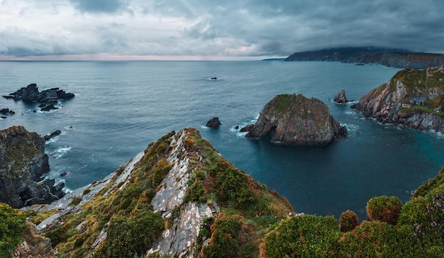 Costa de Loiba zonsondergang slecht weer voor onweersbui landschap met rotsformaties in de buurt van de kust van Asturië, Spanje