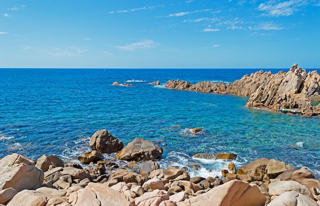 Costa Paradiso rotsachtige kust op een heldere dag