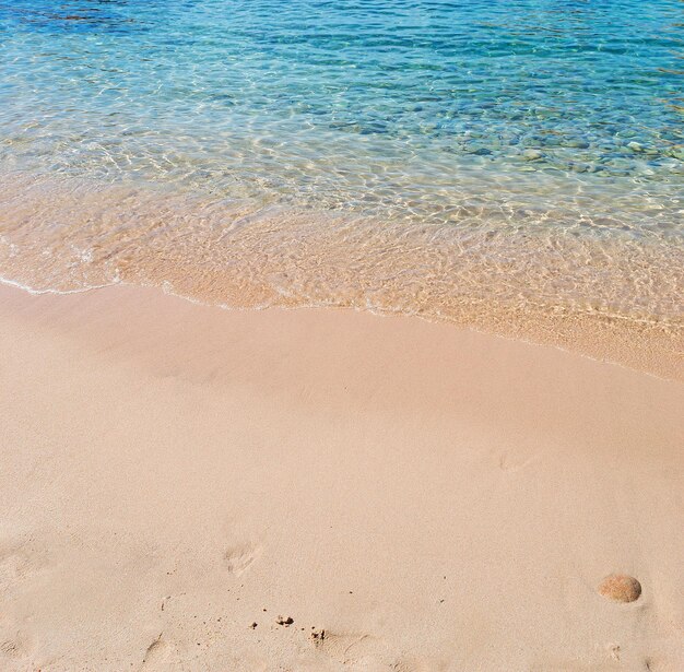 Costa Paradiso strand op een heldere dag