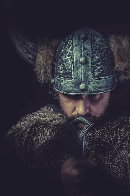 Костюм, воин викингов с огромным мечом и шлем с рогами