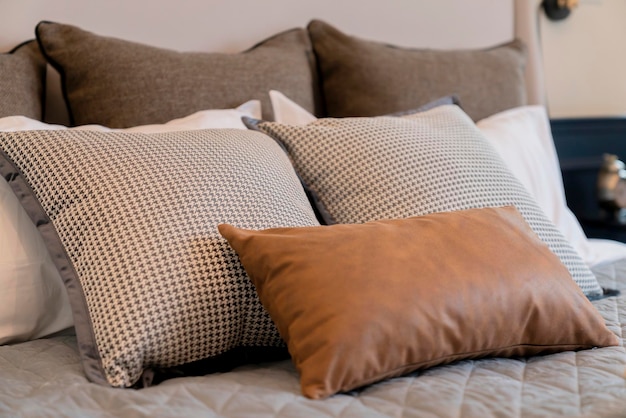아늑한 침실 인테리어는 현대 가정의 침대 매트리스에 설정된 베개 세부 사항을 장식하는 홈인테리어 디자인의 침실에 있는 흰색 부드러운 침대 시트를 닫습니다.