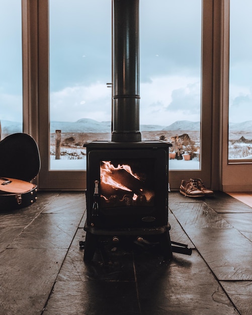 Photo cosy stove in winter cabin