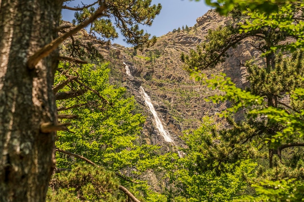 Foto cascata del cotatuero nel parco nazionale di ordesa e monte perdido