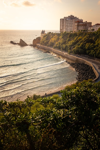 Пляж Cote des Basques вечером в Биаррице, Страна Басков.