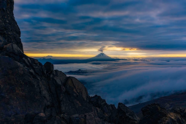 Cotopaxi-vulkaan bij zonsopgang in Ecuador