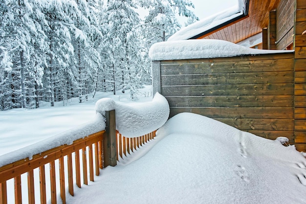 겨울에 북극 극 원에 핀란드의 루카에서 눈으로 덮인 코티지 발코니