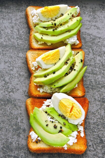 Foto toast di avocado di ricotta con uovo. dieta keto. spuntino o colazione keto.