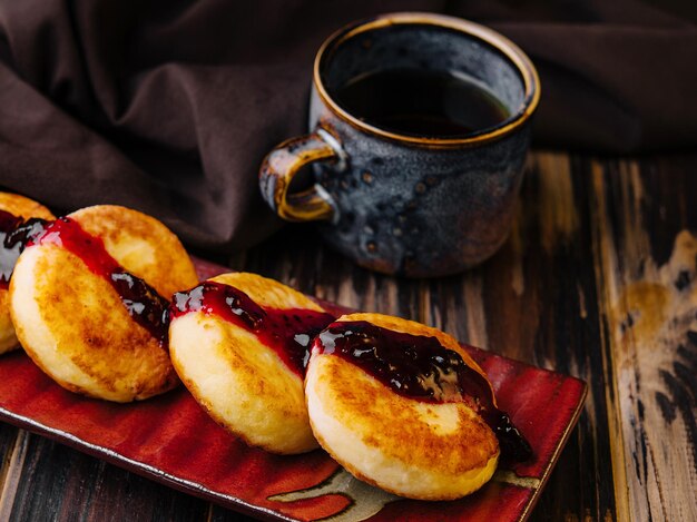 Cottage cheese cakes with berry jam