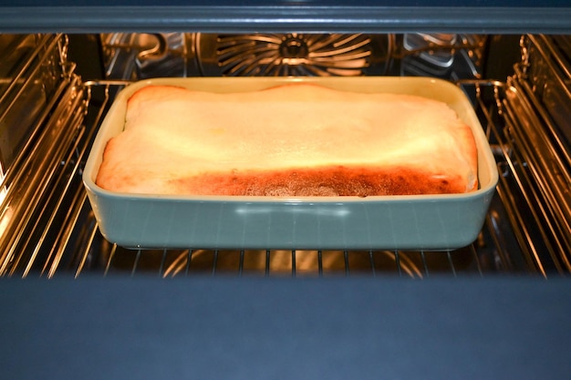 Foto cottage cheese casserole met frambozen en hazelnoten in glasvorm wordt in de oven gebakken closeup