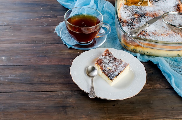 Foto casseruola di ricotta torta con formaggio e tazza di tè