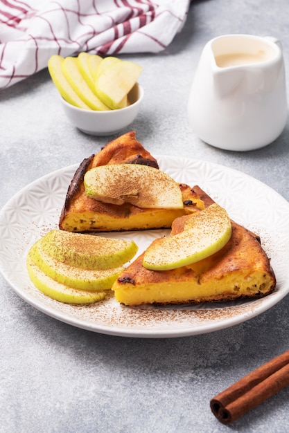 リンゴとシナモンのスパイスとカッテージチーズのキャセロール。健康的な朝食のコンセプトです。