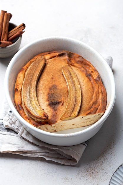 Casseruola di ricotta con banana e cannella