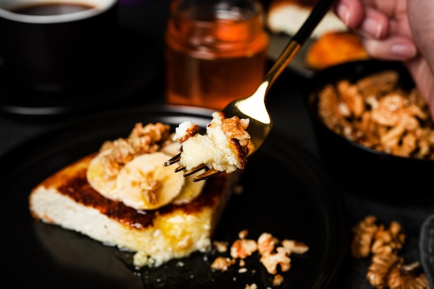 Foto casseruola di ricotta con banana, noci e miele. caffè con casseruola di ricotta. colazione salutare. foto di alta qualità