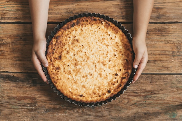 Cottage cheese casserole zelfgemaakte kaastaart op een rustieke houten achtergrond Home food concept