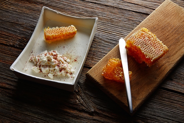 Cottage cheese curd met honey honeycomb