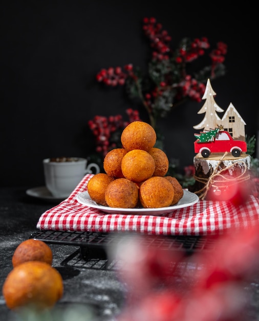 Foto palline di ciambelle alla ricotta e decorazioni natalizie