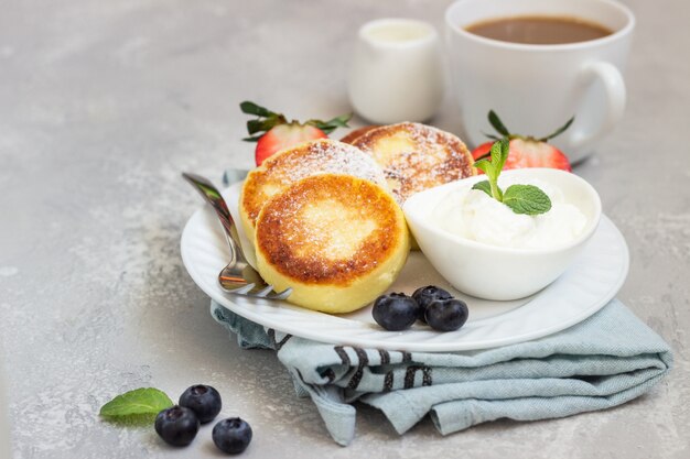 Cottage cheese fritters with sour cream