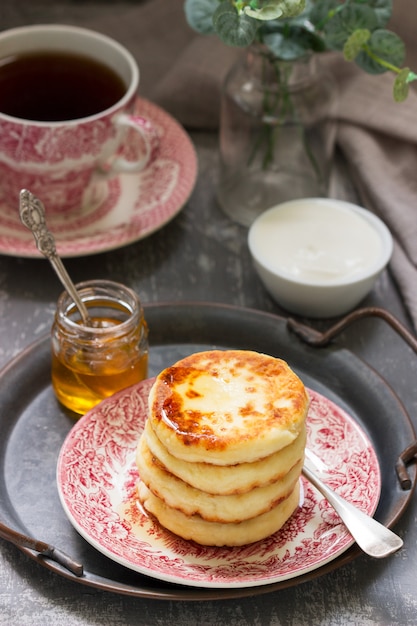 Сырники, домашние сырники с медом и сметаной.