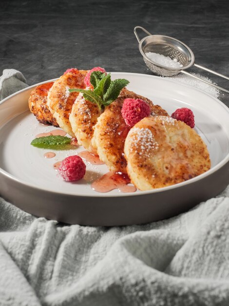 Foto frittelle di ricotta frittelle di cagliata syrniki con frutti di bosco