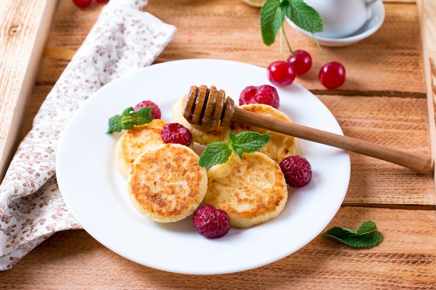 Photo cottage cheese pancakes with honey