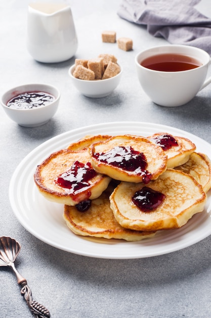 写真 ジャムと紅茶とカッテージチーズのパンケーキ。コンセプトの健康的な朝食。