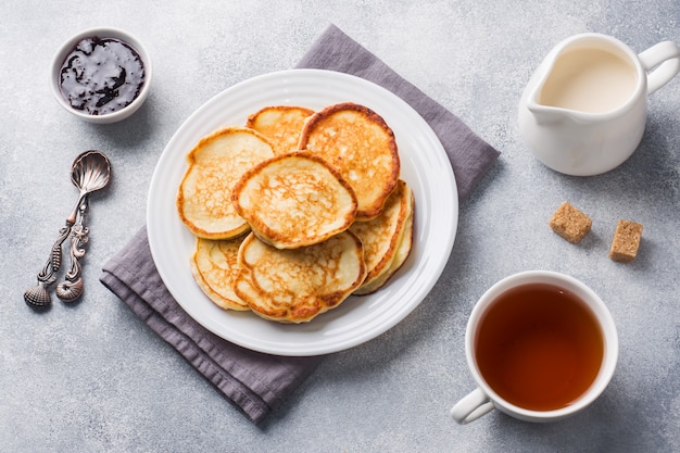 Cottage cheese pancakes with jam and tea. 