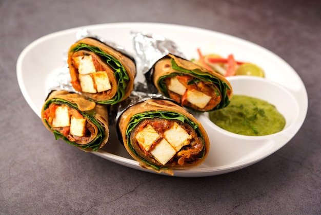 Photo cottage cheese paneer kathi roll or wrap also known as kolkata style spring rolls, vegetarians indian food