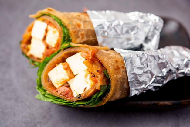 Photo cottage cheese paneer kathi roll or wrap also known as kolkata style spring rolls, vegetarians indian food