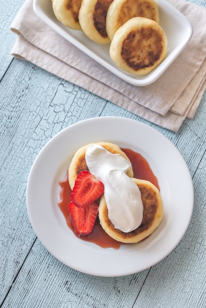 Cottage cheese patties with whipped cream