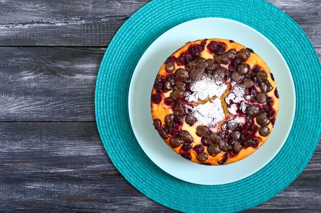 Torta di ricotta con ciliegie e gocce di cioccolato. la vista dall'alto