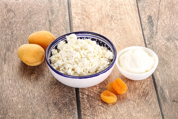 Cottage cheese with apricot and cream