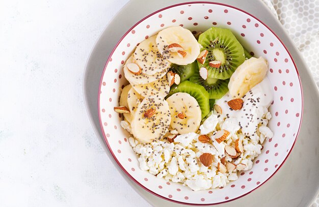 Cottage cheese with bananas and kiwi