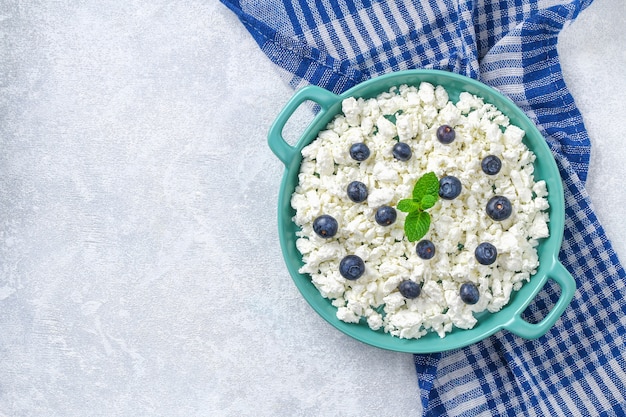 Cottage cheese with berries and mint