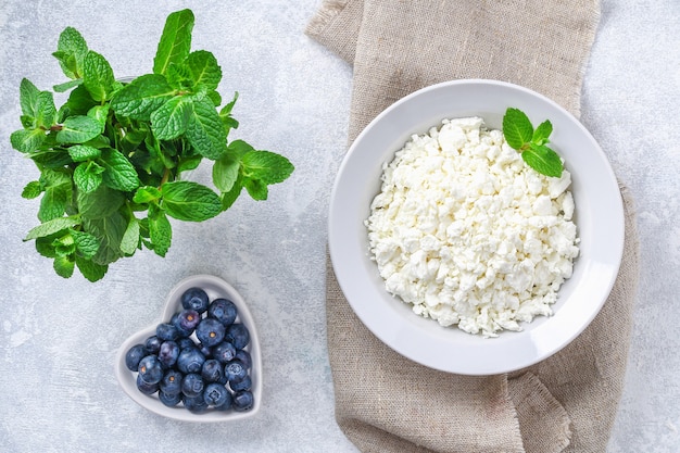 Cottage cheese with berries and mint