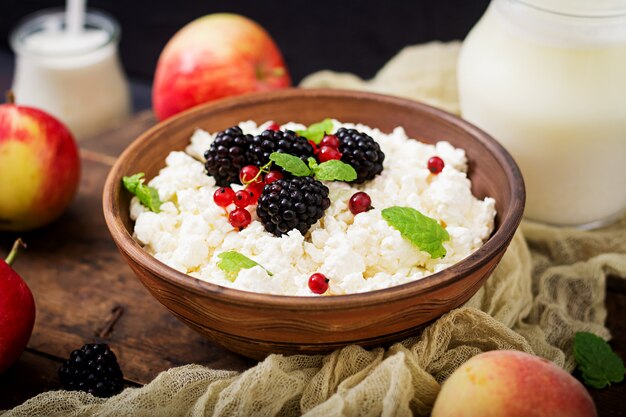 Cottage cheese with blackberries in a  bowl.