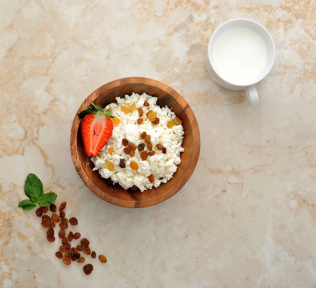 Cottage cheese with raisins and strawberries