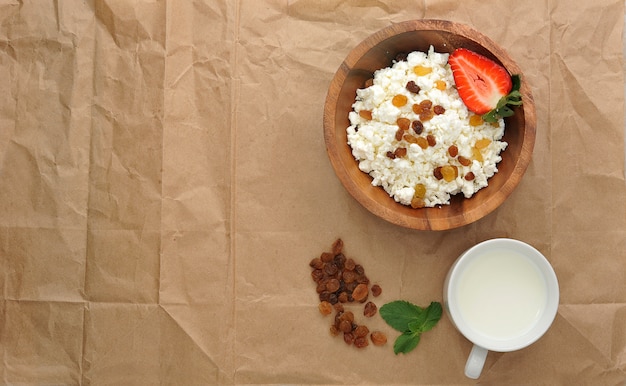 Cottage cheese with raisins and strawberries