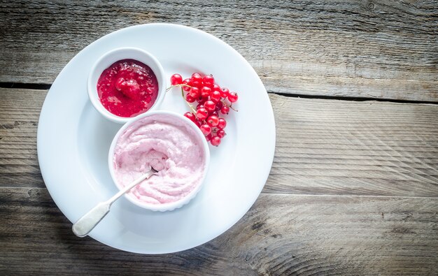 Cottage cheese with sweet sauce and fresh berries