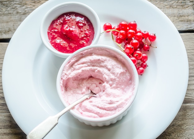 Cottage cheese with sweet sauce and fresh berries