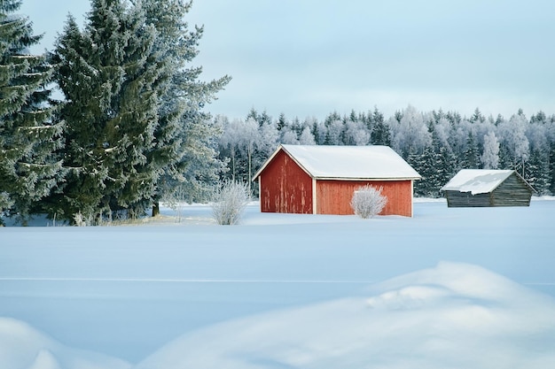 Cottage House in de besneeuwde winter van Finland in Lapland met Kerstmis