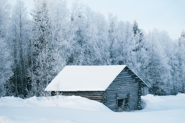 Cottage House in de besneeuwde winter van Finland in Lapland met Kerstmis