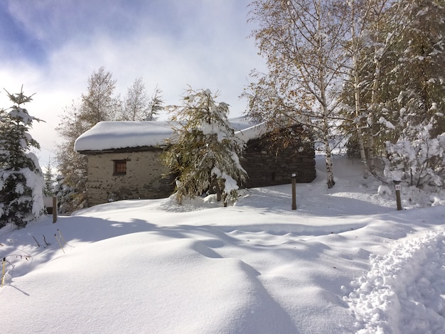 雪のコテージ