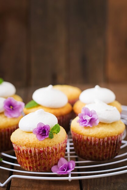 Cottagekaas cupcakes met meringue versierde bloem en muntbladeren
