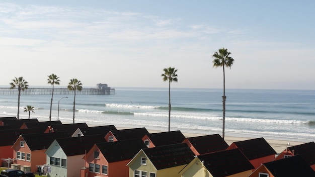 Cottage a oceanside california usa. bungalow fronte mare. palme della spiaggia dell'oceano. paesaggio marino estivo.