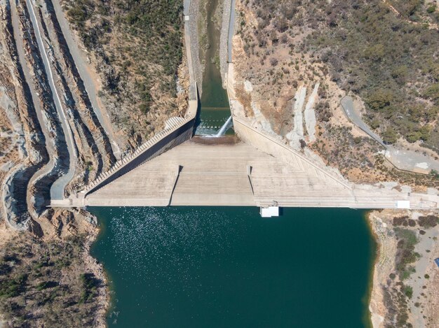 写真 カンベラ近くのコッターダム壁と貯水池 - オーストラリアの首都領土