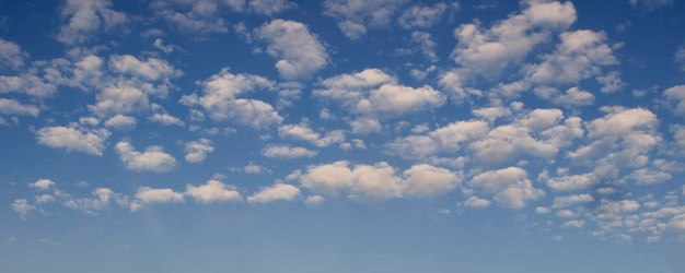 Foto il cielo delle nuvole di cotone