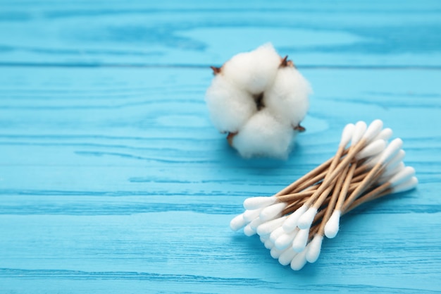 Photo cotton ear sticks with flower on blue